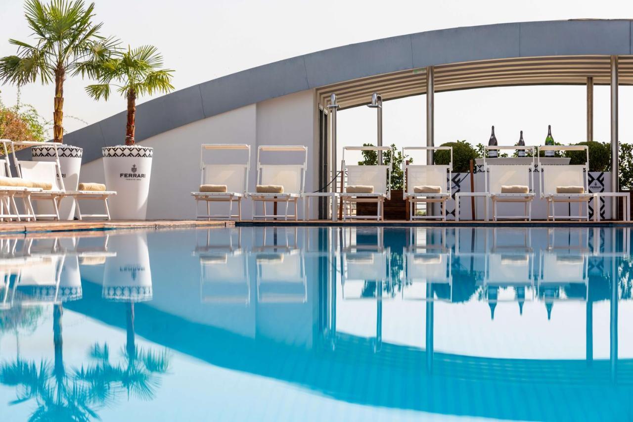 Radisson Blu Es. Hotel, Roma Екстериор снимка The pool at the top of the hotel