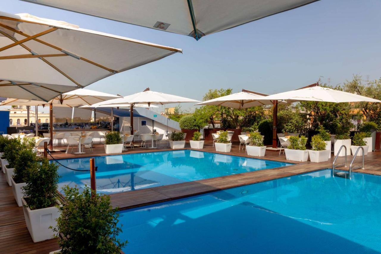 Radisson Blu Es. Hotel, Roma Екстериор снимка The pool at the hotel