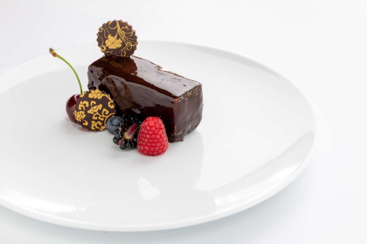 Radisson Blu Es. Hotel, Roma Екстериор снимка A chocolate dessert