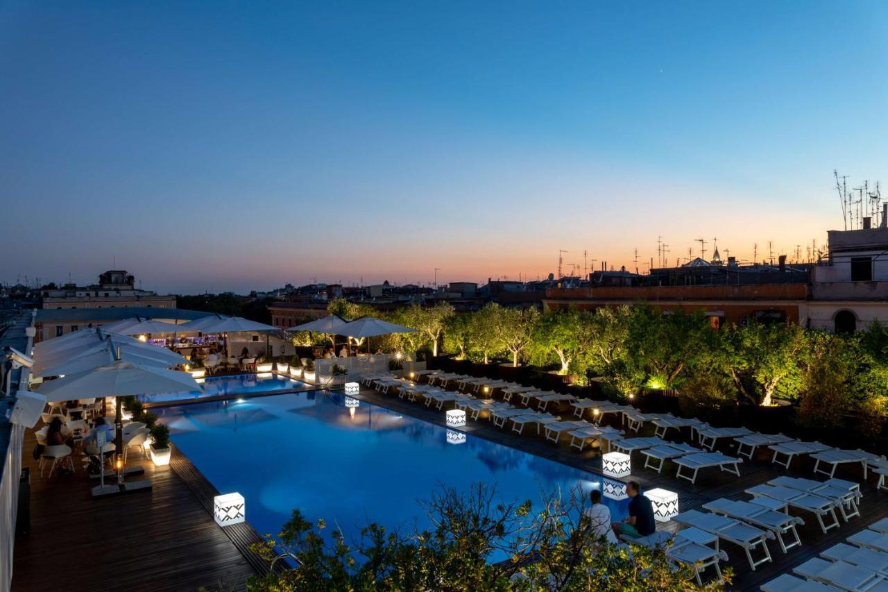 Radisson Blu Es. Hotel, Roma Екстериор снимка The pool at the hotel